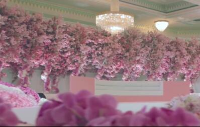 华美的粉色花园风婚礼布置  02:32