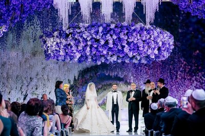 紫色秘境鲜花吊顶婚礼搭建 03:06