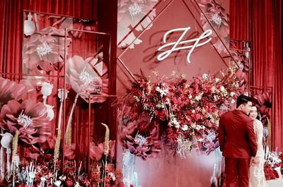 酒红色+绿色撞色婚礼