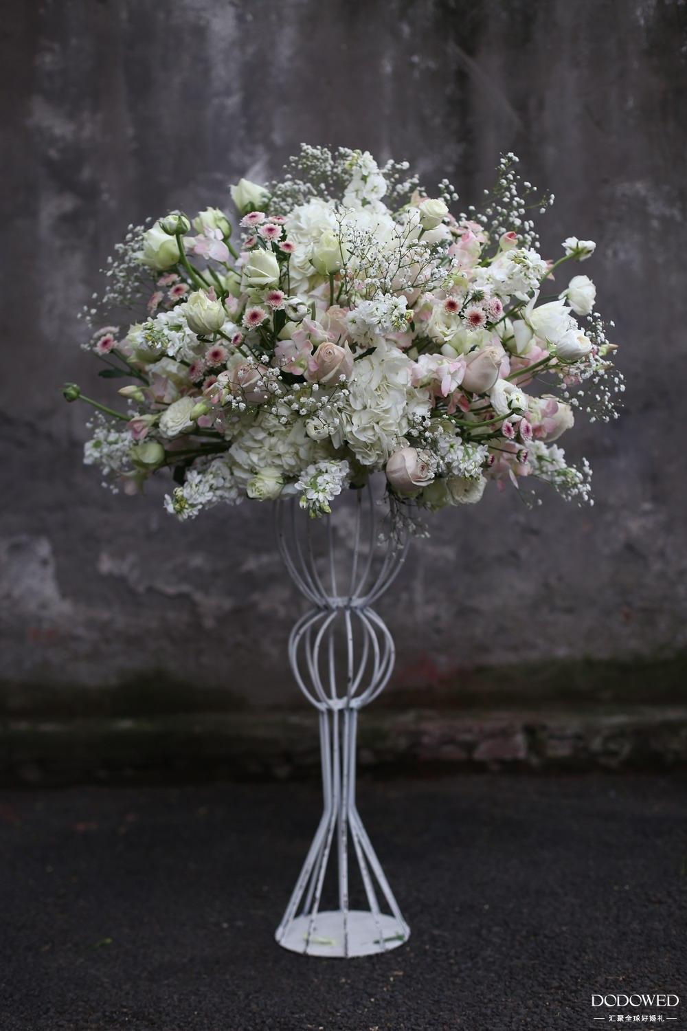 1)常规发散半球直径80cm,鲜花花量为:9支绣球,14把花