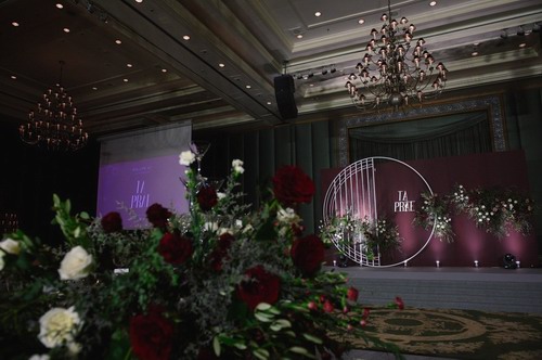 紫红色+白色铁艺造型装饰婚礼