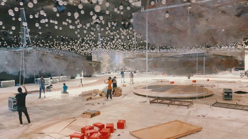 LED包厅+鲜花球泡灯吊顶婚礼搭建视频 01:35