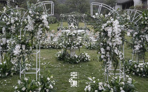 空集婚礼：户外草坪白绿色系婚礼布置