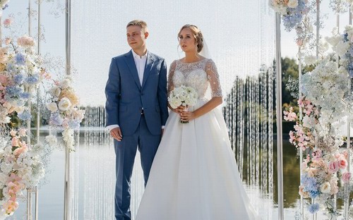 清澈梦幻的粉蓝色湖边婚礼