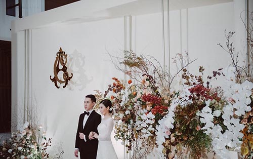 富有诗意的树枝插花泰式婚礼