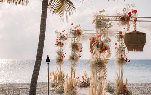 粉珊瑚色马尔代夫目的地婚礼