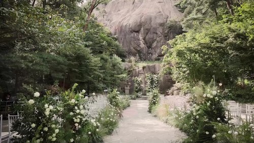 石壁下的白绿色韩式婚礼精剪 03:03
