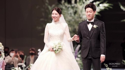 白紫色浪漫吊顶韩式婚礼精剪 02:03