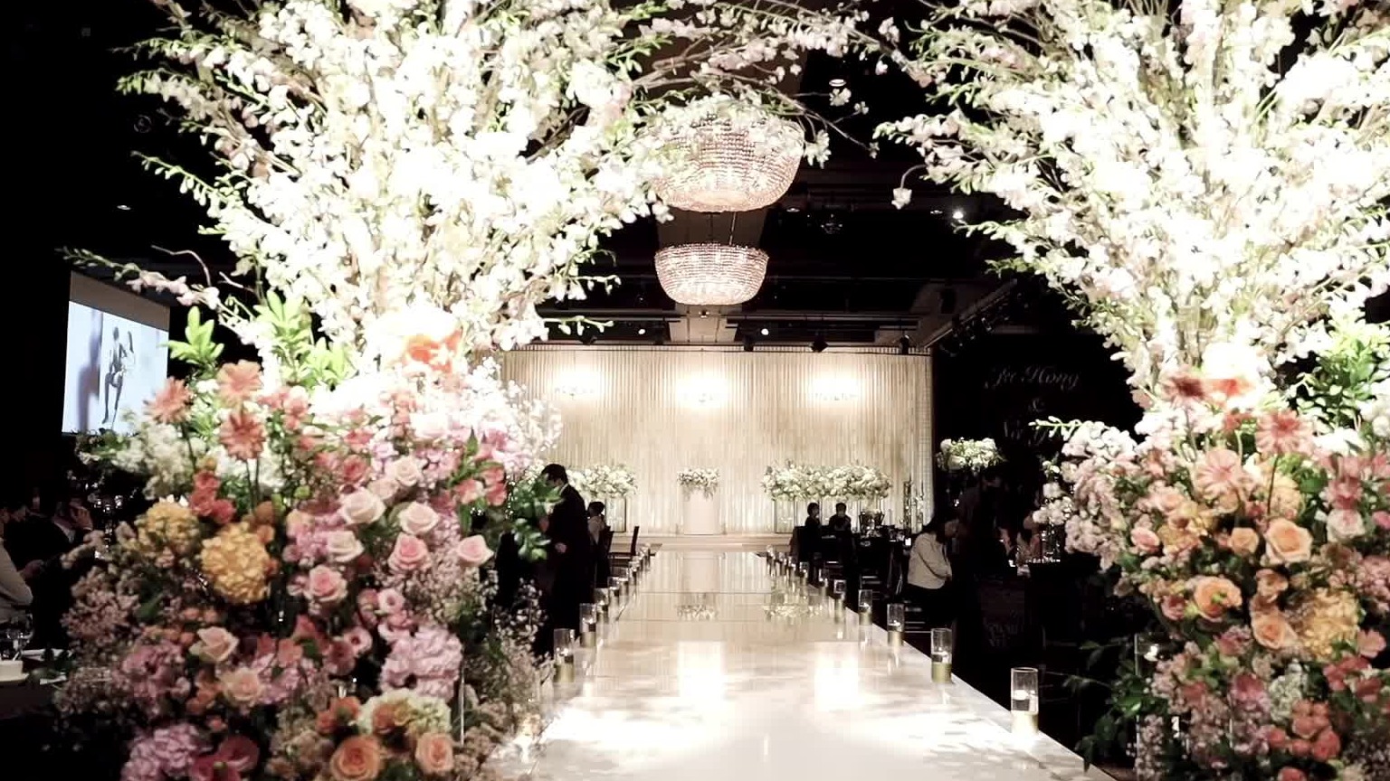 白色烤漆舞台简约韩式婚礼精剪 03:02