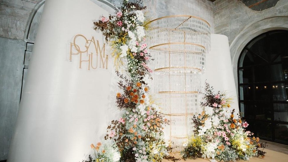 白金色铁艺水晶灯背景泰式婚礼精剪 06:41