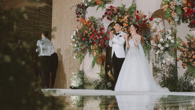 五彩缤纷的花艺背景泰式婚礼