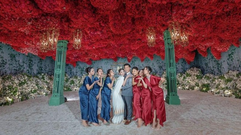 震撼无比的红色鲜花吊顶泰式婚礼