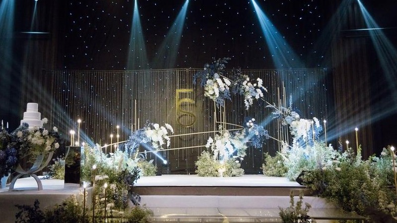 雾霾蓝水晶背景泰式婚礼