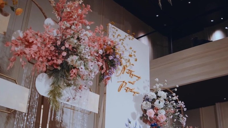 粉蓝色铁艺水晶背景泰式婚礼精剪 06:06