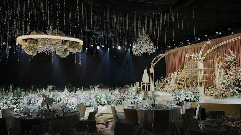 柔美曲线结构水晶鲜花越南婚礼