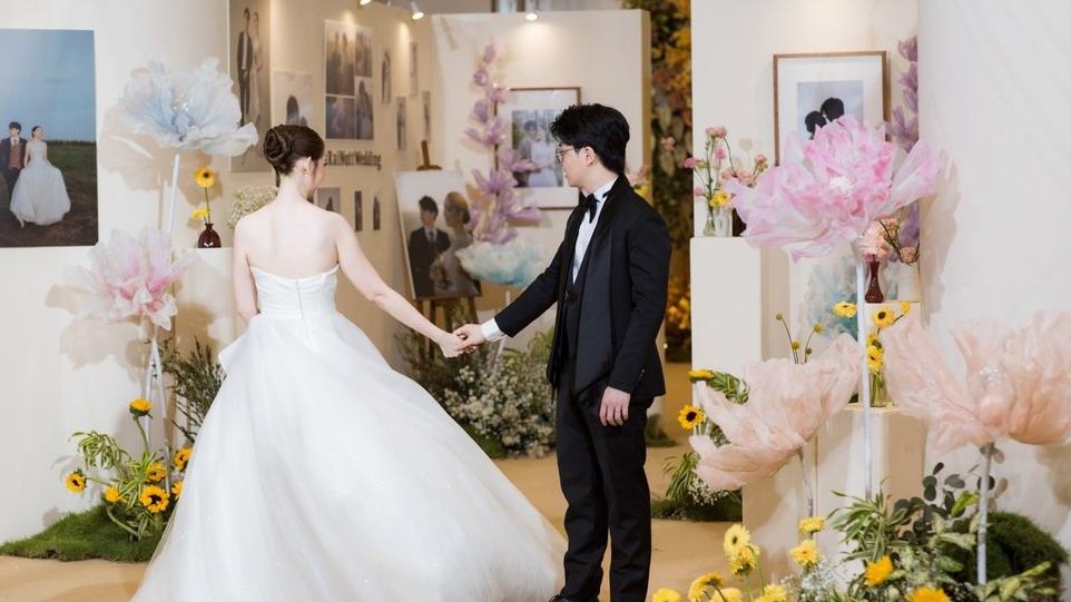 温暖缤纷的手工真丝花泰式婚礼