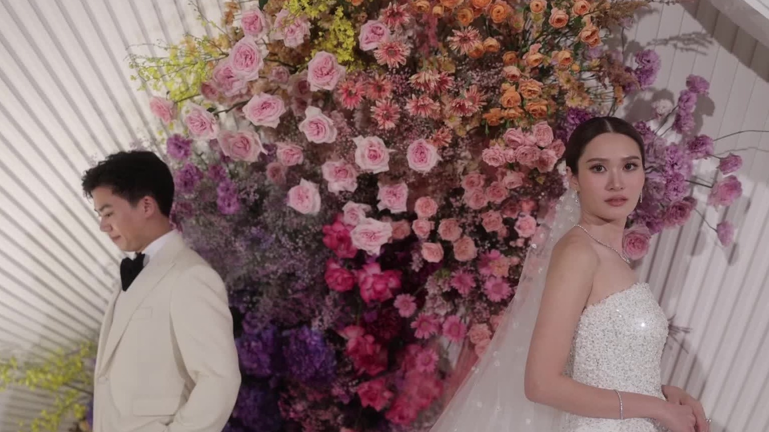 霓虹色曲线背景泰式婚礼精剪 02:27