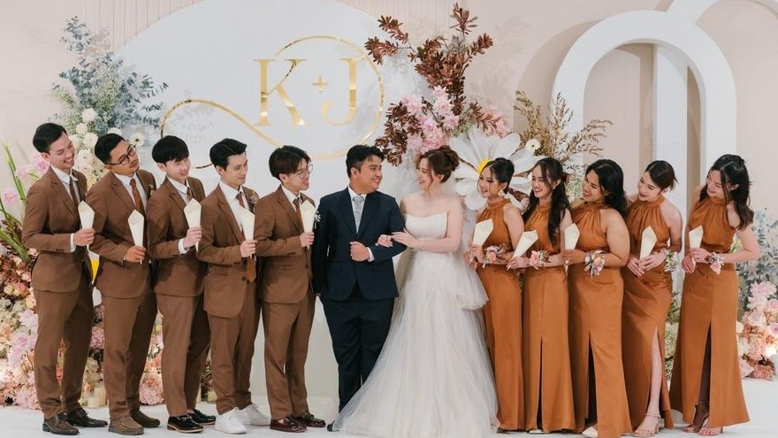 粉色调小雏菊手工花泰式婚礼