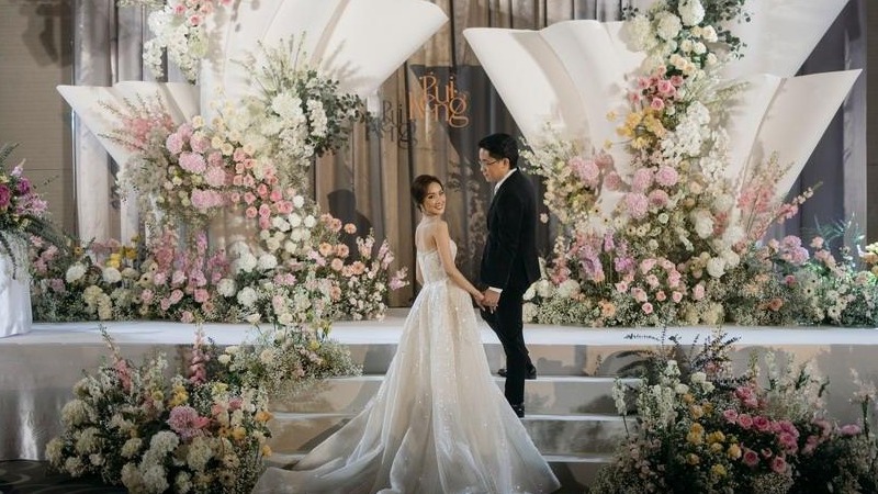 白粉色巨型花艺造型泰式婚礼