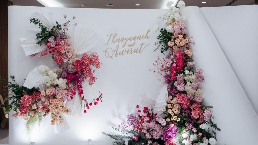 粉色褶皱纱花朵泰式婚礼