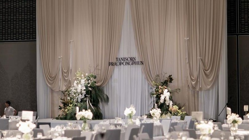 米色调垂坠幕布泰式婚礼