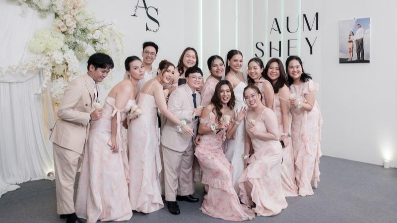 纯净白色灯带装饰泰式婚礼