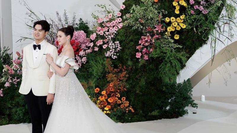 现代艺术风彩色花艺泰式婚礼