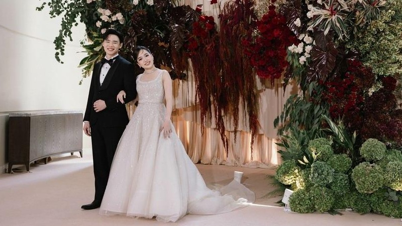 复古勃艮第红与森林绿泰式婚礼