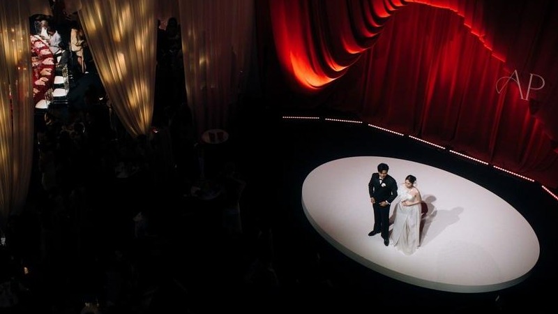 红白相间剧院风泰式婚礼